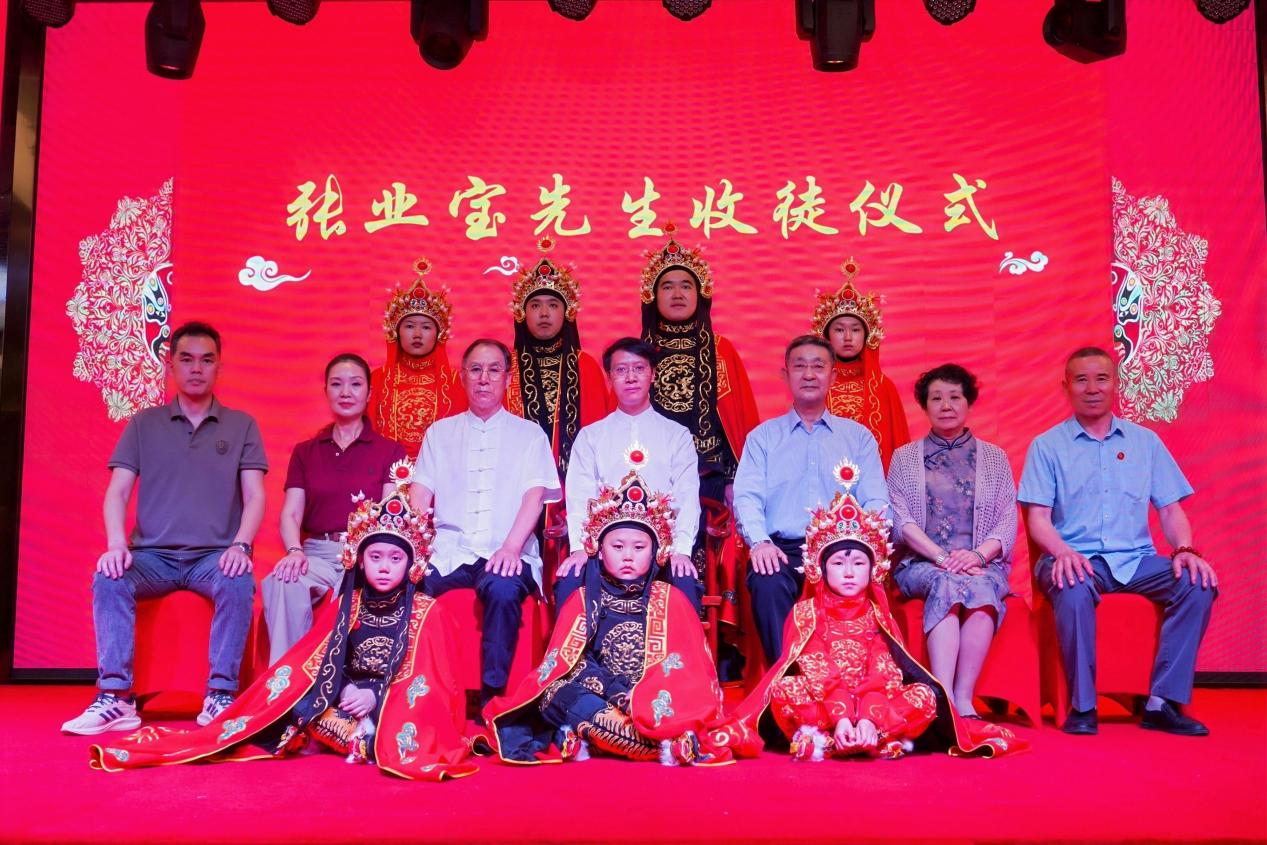 川剧变脸艺术在新疆再传薪火 张业宝乌鲁木齐收七徒
